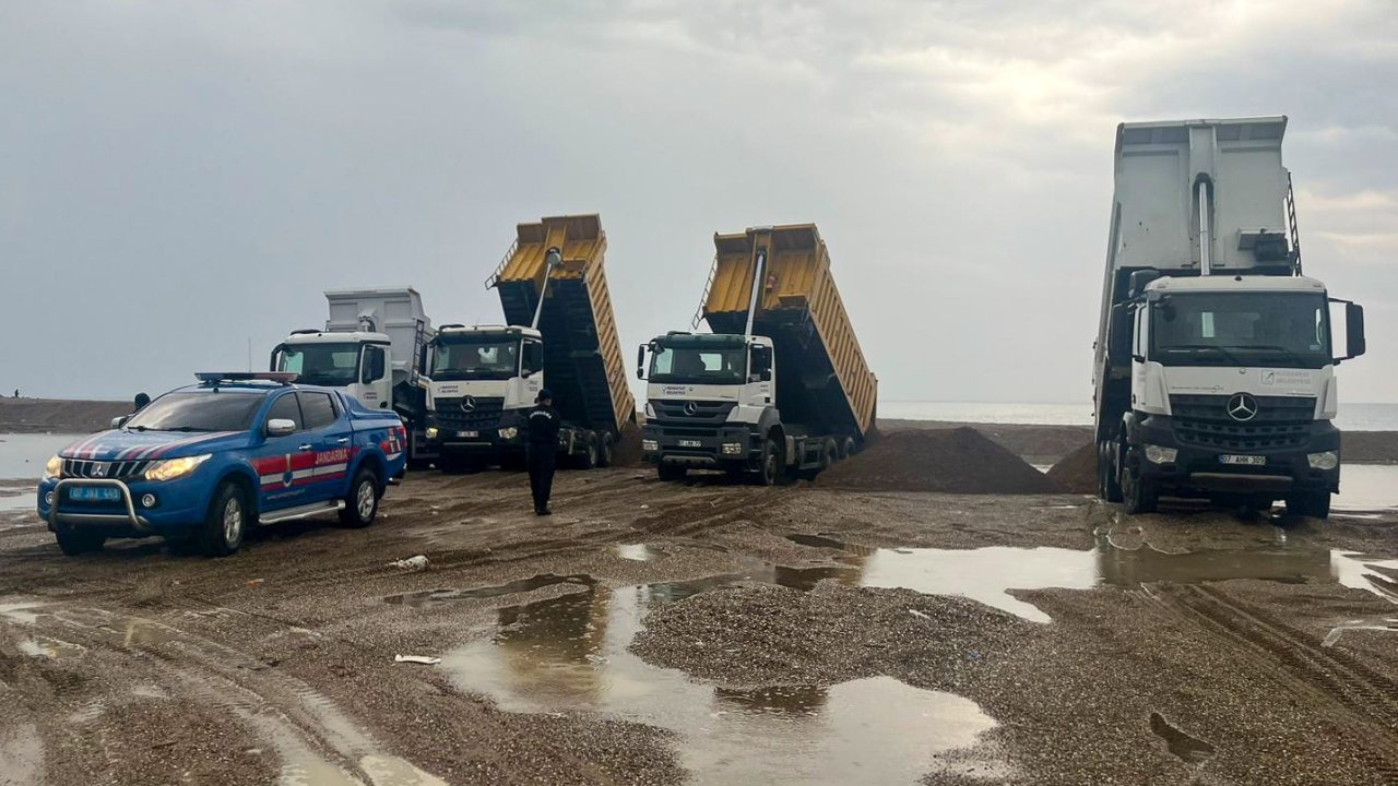 Doğayı tahrip eden kum hırsızları yakalandı: Tahribat dron kamerasında