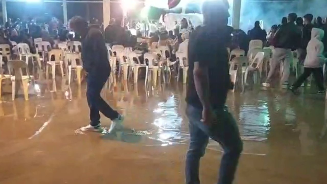 Düğünü su basınca, paçalarını sıvayıp oynamaya devam ettiler