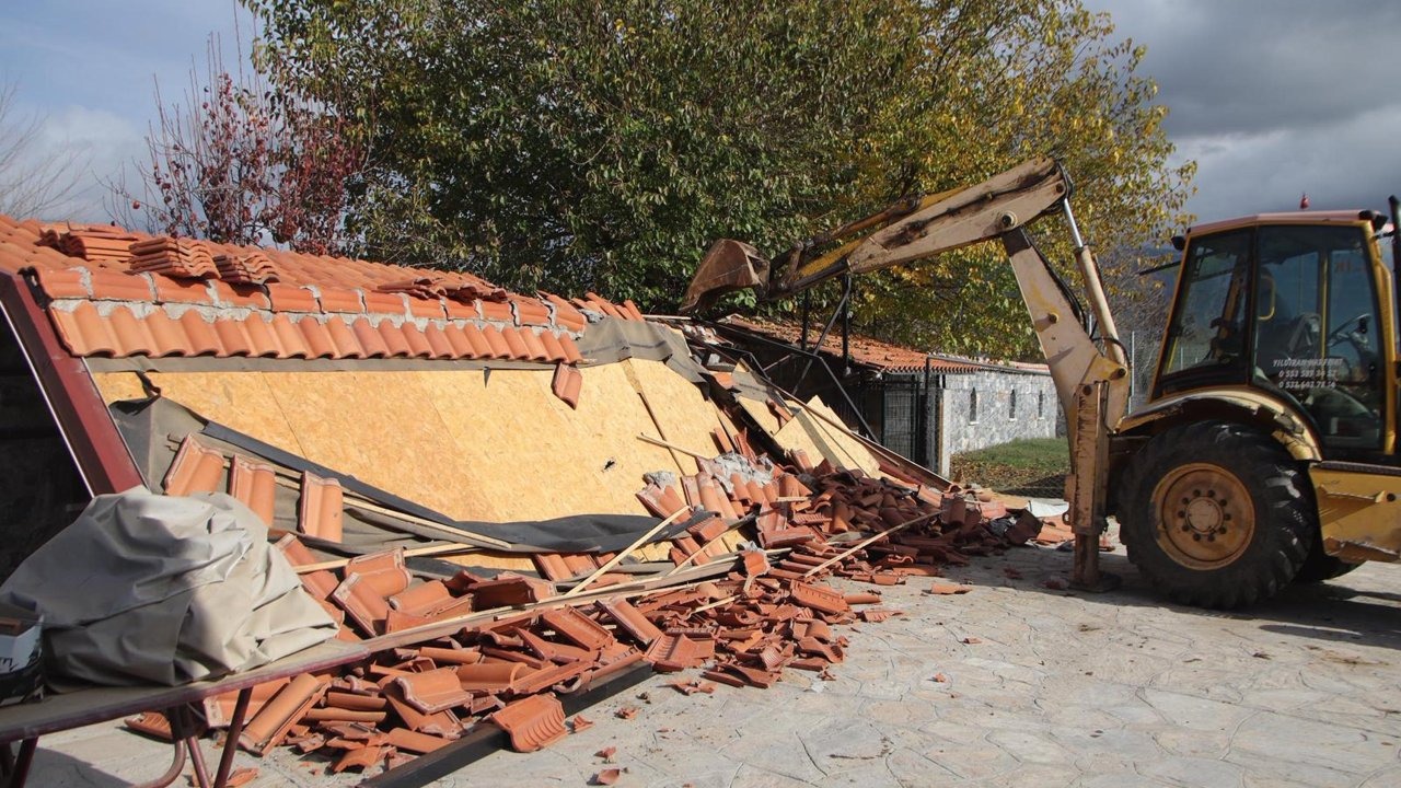 Dünyaca ünlü Karabağlar Yaylası&#039;ndaki 4 kaçak yapının yıkımına başlandı