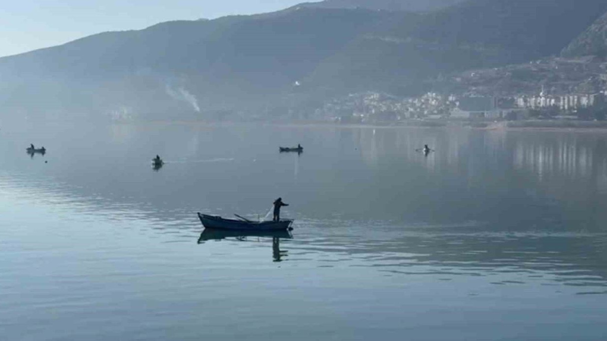 Eğirdir Gölü’nde 300 kaçak kerevit pinteri ele geçirildi