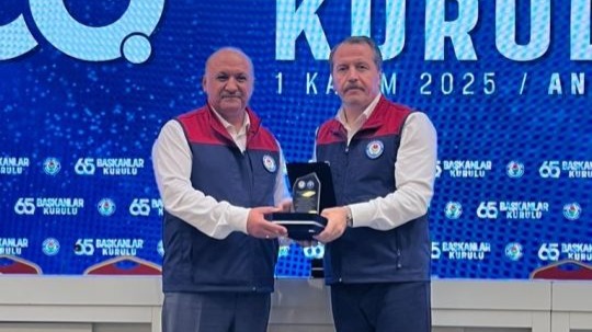 Eğitim Bir Sen Antalya Şubesi’ne plaket