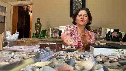 Emekli mühendis sahilden topladığı çakıl taşlarını sanat eserine dönüştürüyor