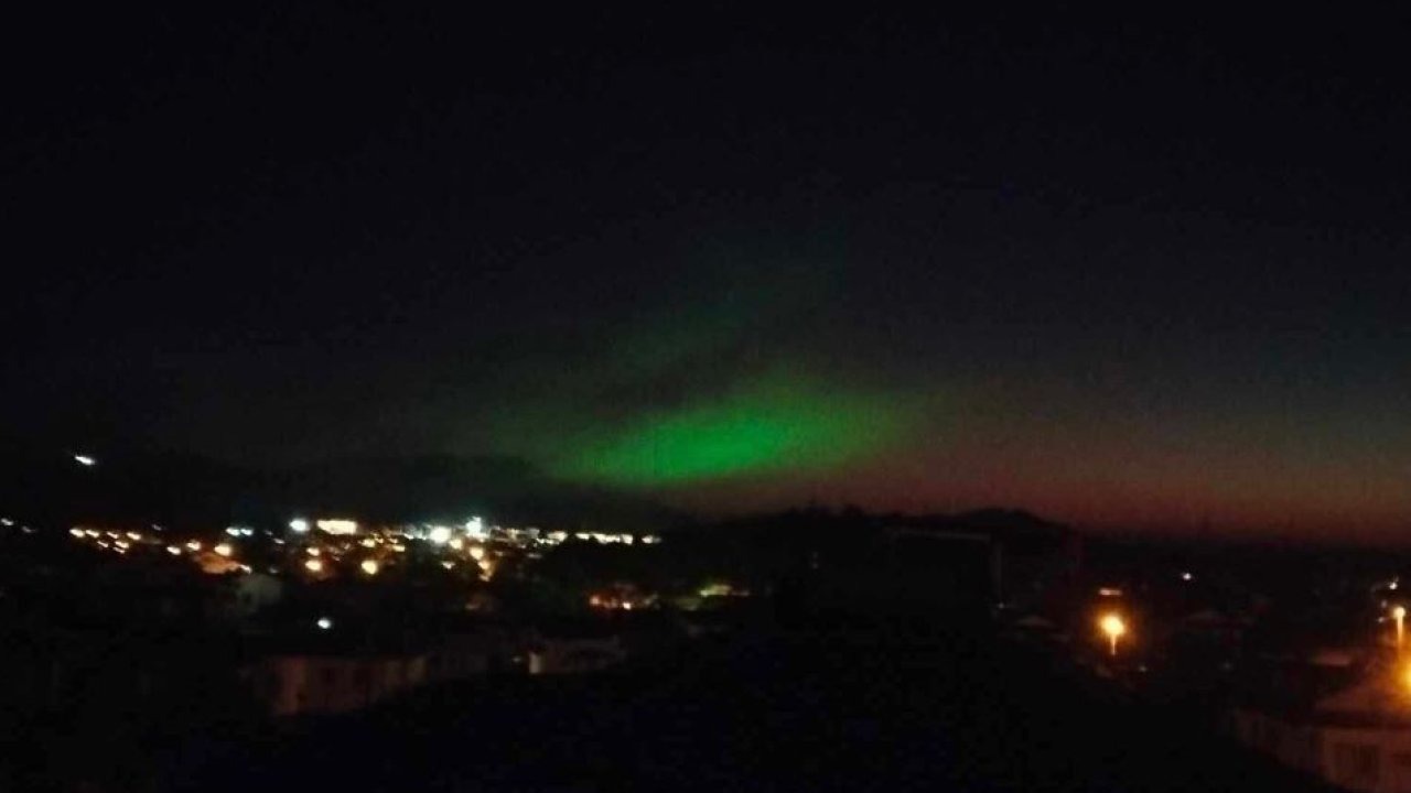Fethiye’de gökyüzündeki mor ve yeşil ışık dikkat çekti