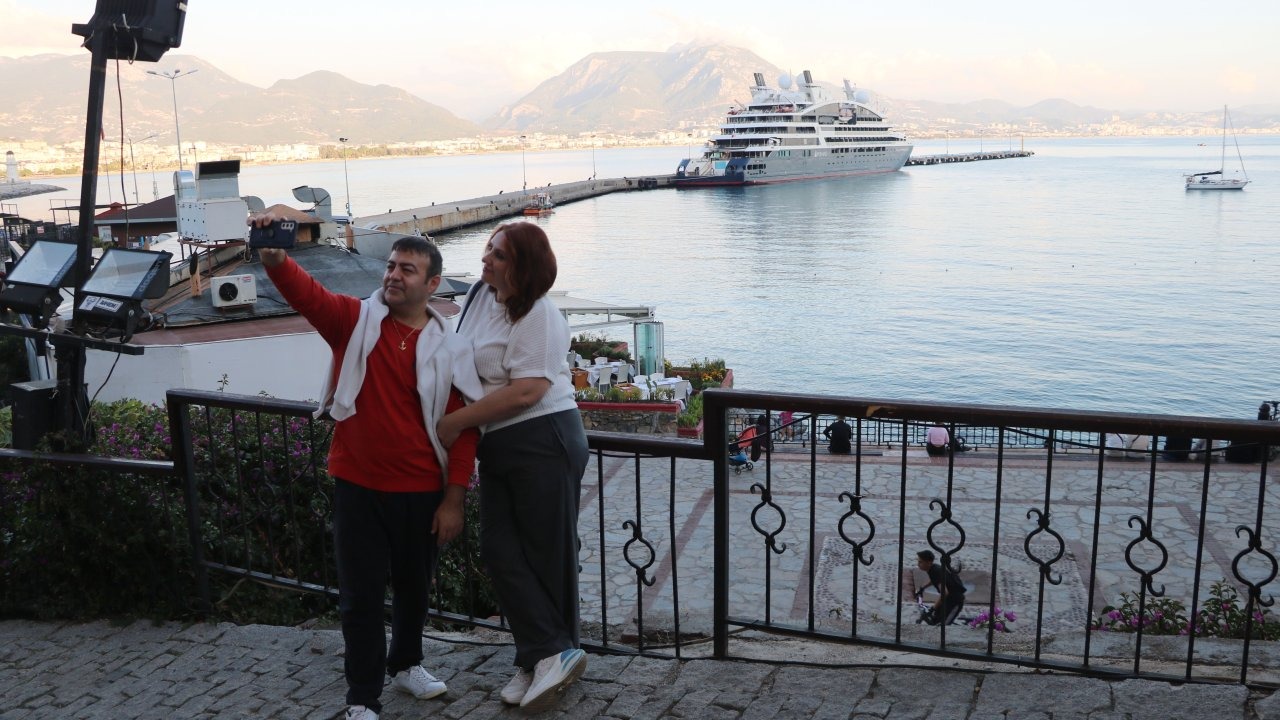 Fransız turistler, lüks yolcu gemisi ile Alanya&#039;ya geldi