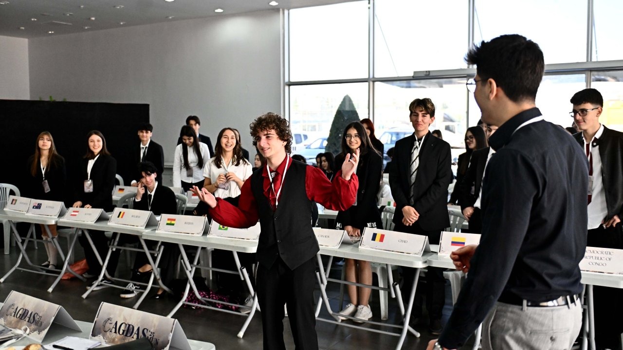 Genç delegeler ASSİM&#039;de basın özgürlüğünü tartıştı