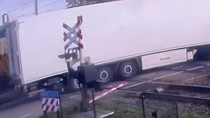 Hollanda’da tren, TIR’a çarptı: 5 yaralı