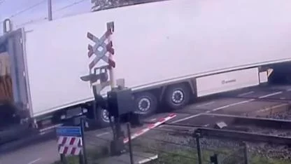 Hollanda’da tren, TIR’a çarptı: 5 yaralı