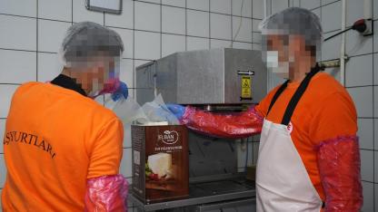 Hükümlüler hem meslek ediniyor hem üreterek ekonomiye katkı sağlıyor