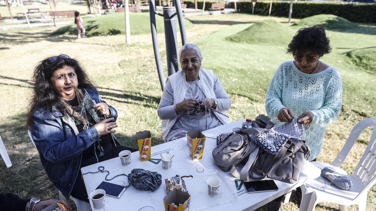 Kadınlar 28 yıldır ihtiyaç sahipleri için örüyor