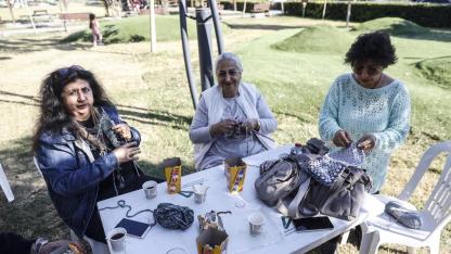 Kadınlar 28 yıldır ihtiyaç sahipleri için örüyor