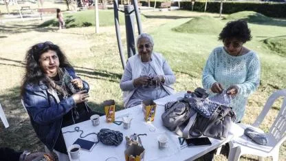 Kadınlar 28 yıldır ihtiyaç sahipleri için örüyor