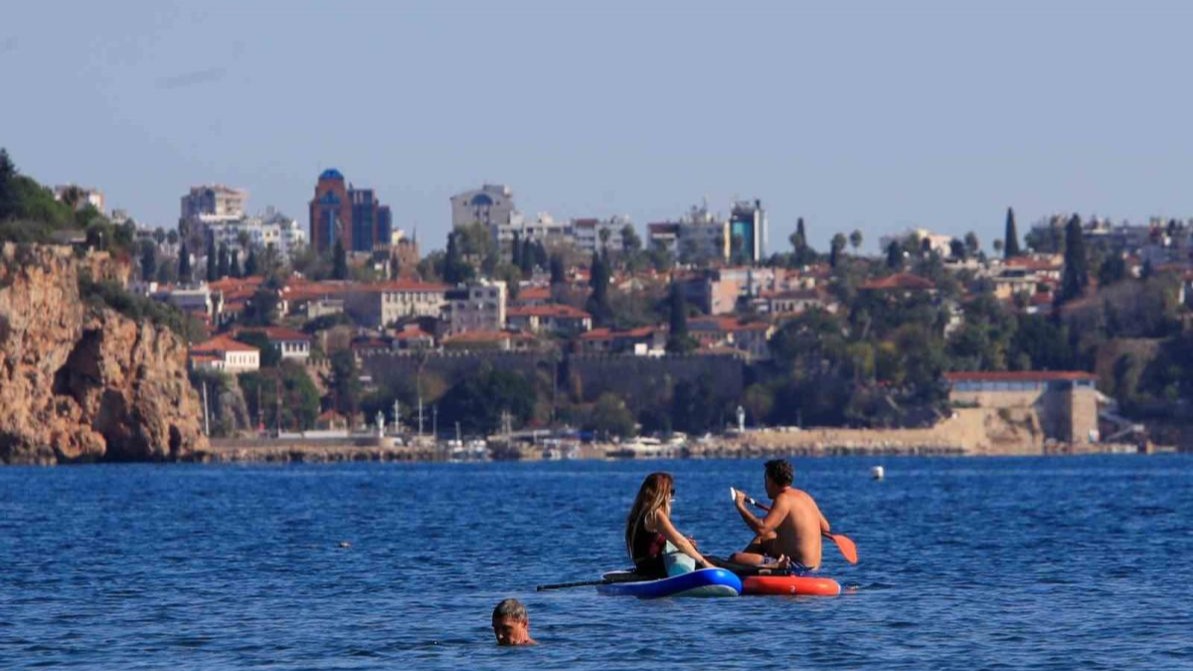 Kasım ortasında yaz keyfi! Türkiye’de kar var, Antalya’da deniz keyfi devam ediyor