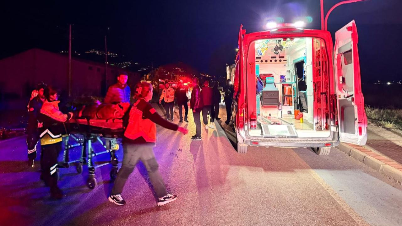 Kaza yapan motosikletin sürücüsünün dişlerini telefon ışığıyla aradılar