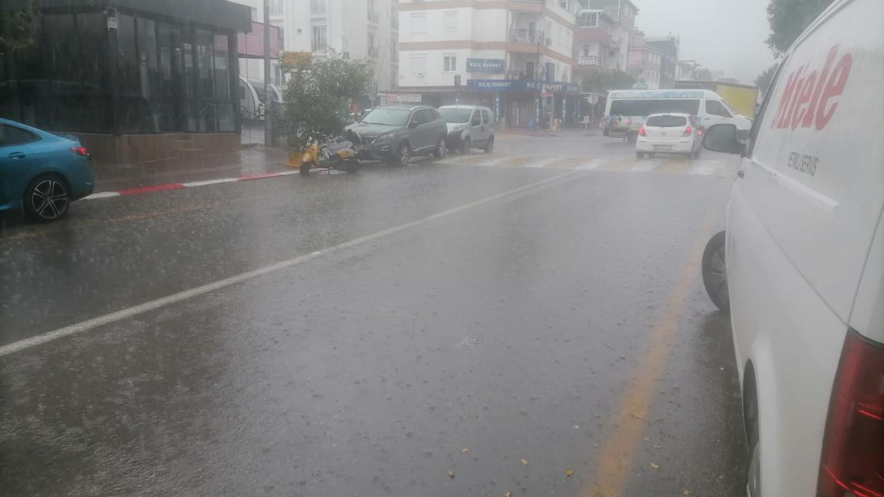 Kepez’de sağnak yağış cadeleri göle çevirdi