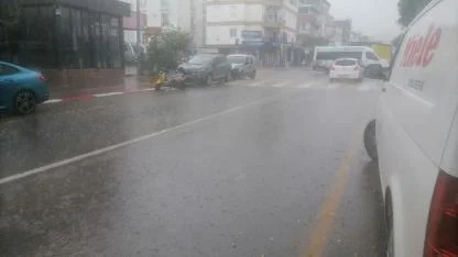 Kepez’de sağnak yağış cadeleri göle çevirdi