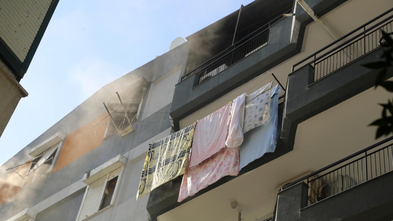 Klima yangınında ev sahibi dumandan ekilendi