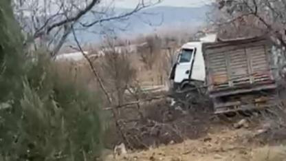 Kontrolden çıkan tır bariyerlere ve elektrik direğine çarparak tarlaya savruldu: 1 yaralı