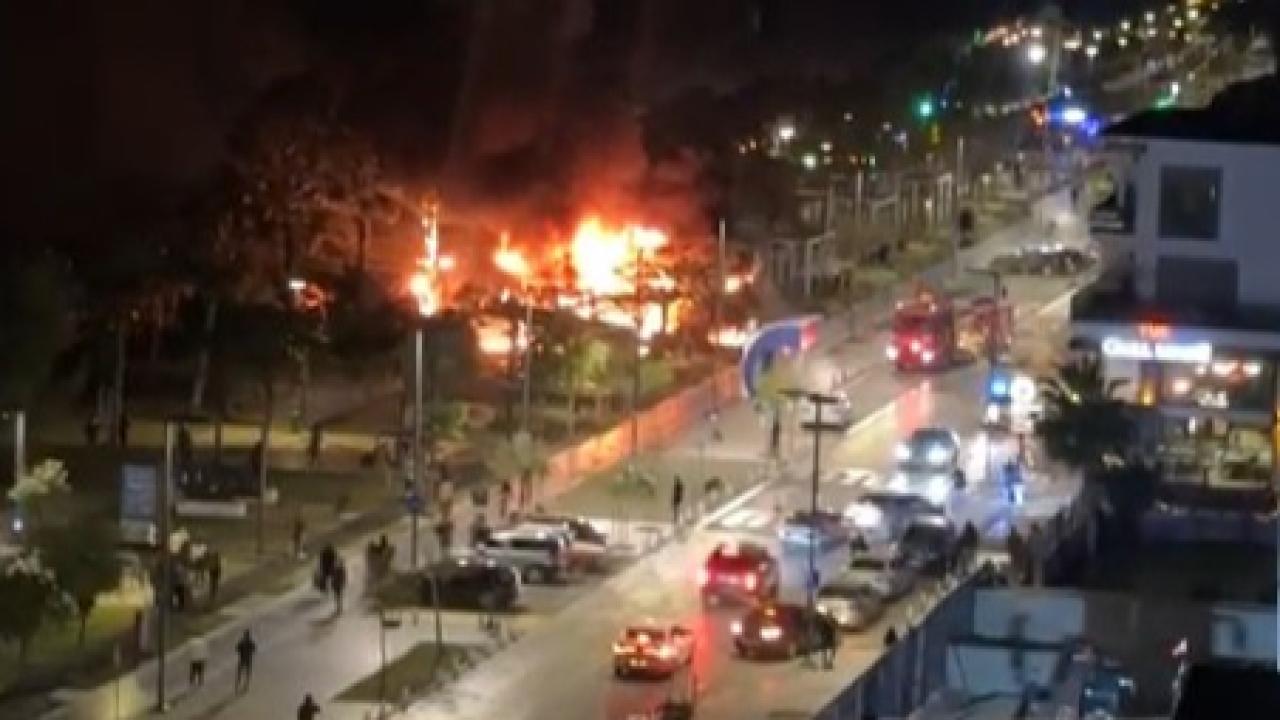 Konyaaltı Sahilinde yangın!