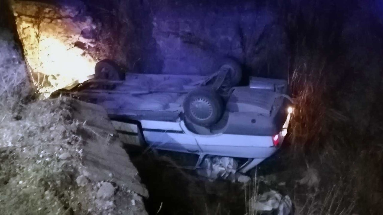 Köpeğe çarpmamak için manevra yapınca otomobiliyle kanala düştü