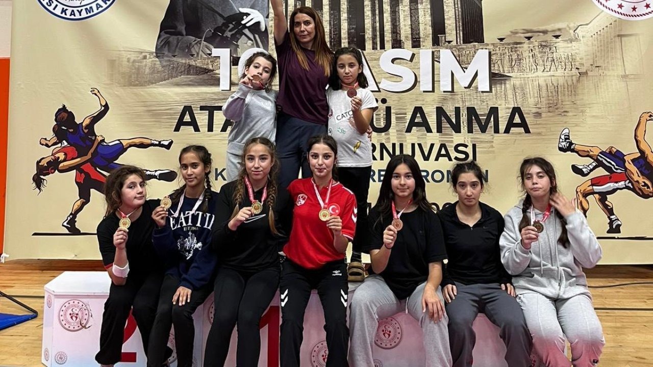 Köyceğizli güreşçi kızlar madalyaları topladı