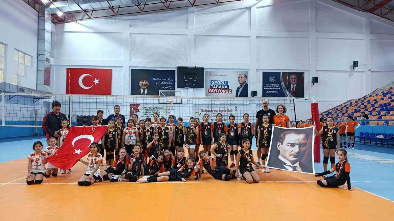 Köyceğizli minikler voleybolda şampiyon oldu