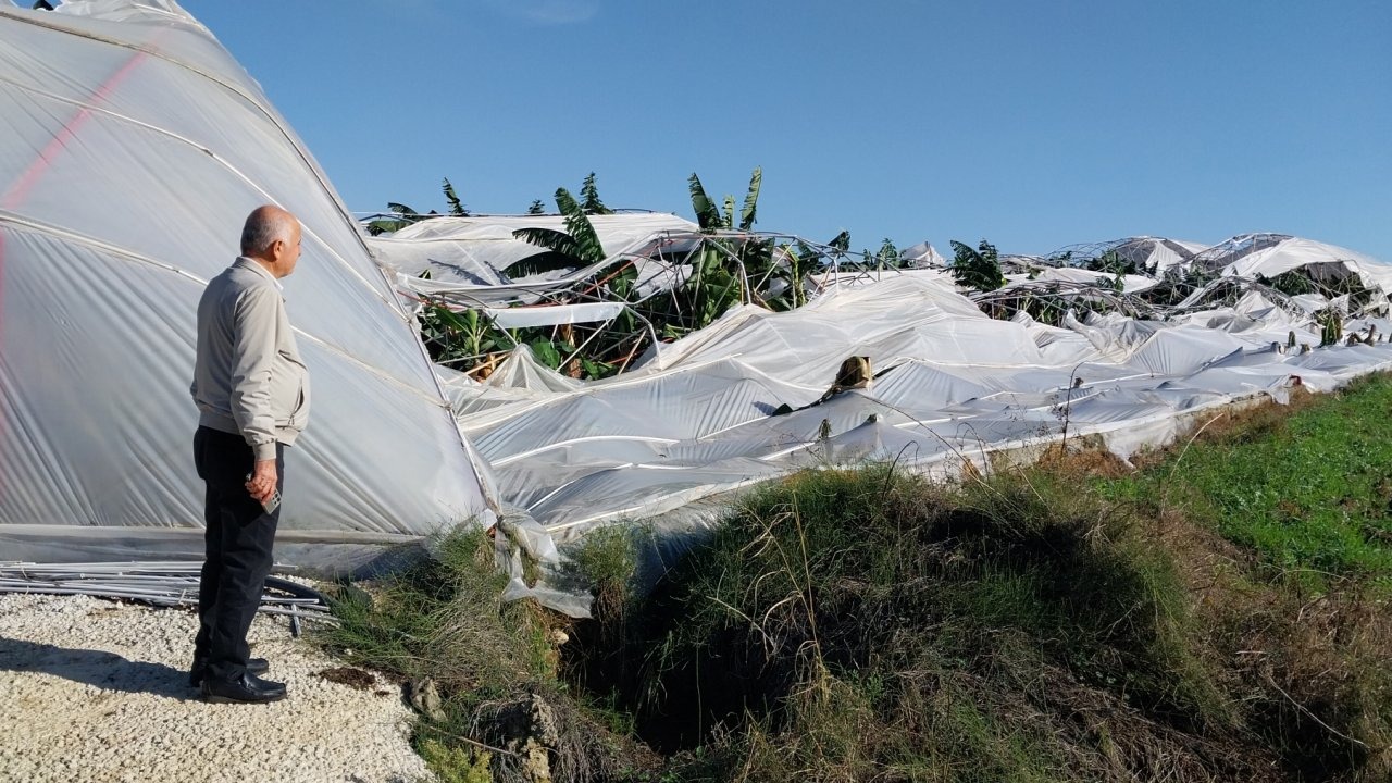 Manavgat&#039;ta hortum, seralara zarar verdi
