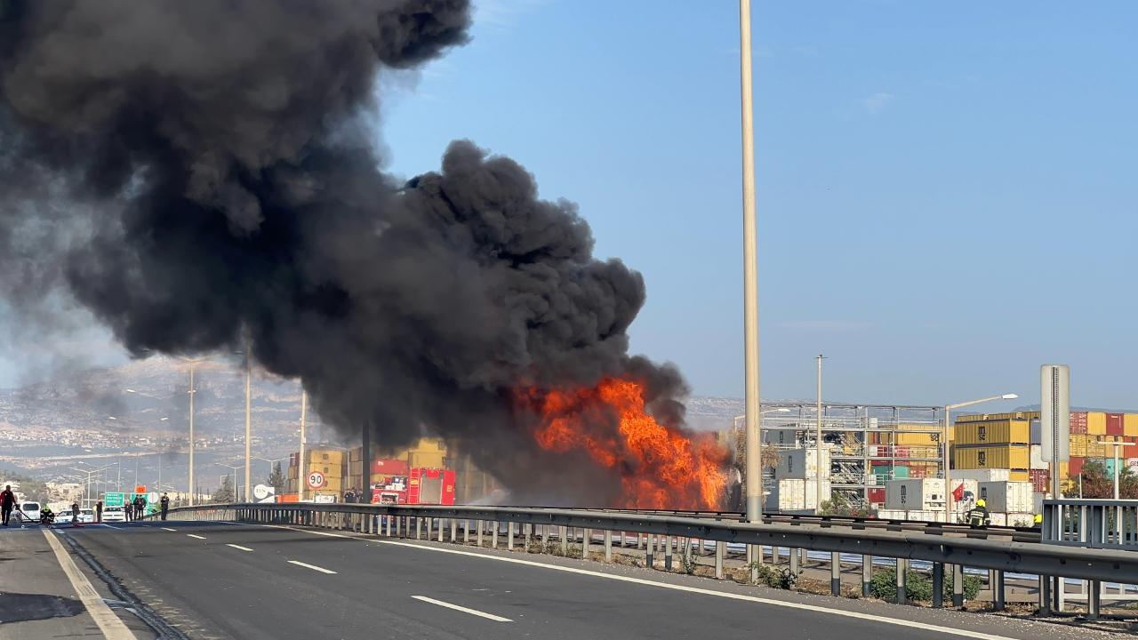 Mazot yüklü tanker alev alev yandı, gökyüzünü kara dumanlar kapladı