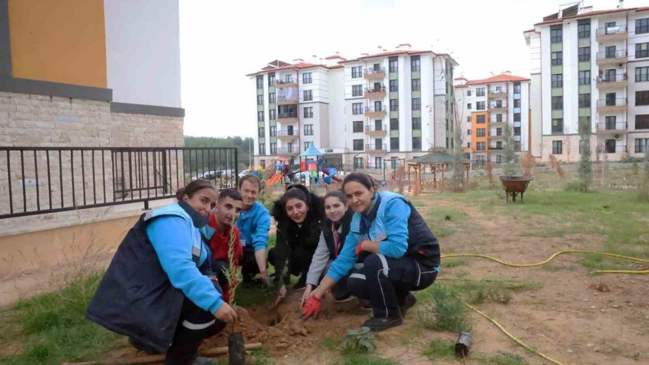 Menteşe Akçaova TOKİ Site yönetiminden ‘Yeşil Vatan’a fidanlı destek