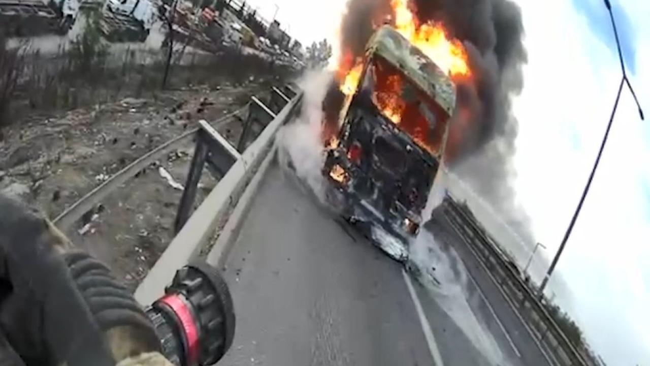 Mersin itfaiyesi felaketi önledi: Patlamalar yaşanarak yanan tanker 26 bin litre yakıt taşıyormuş