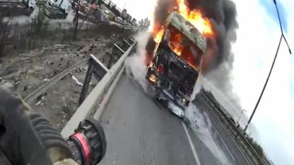 Mersin itfaiyesi felaketi önledi: Patlamalar yaşanarak yanan tanker 26 bin litre yakıt taşıyormuş