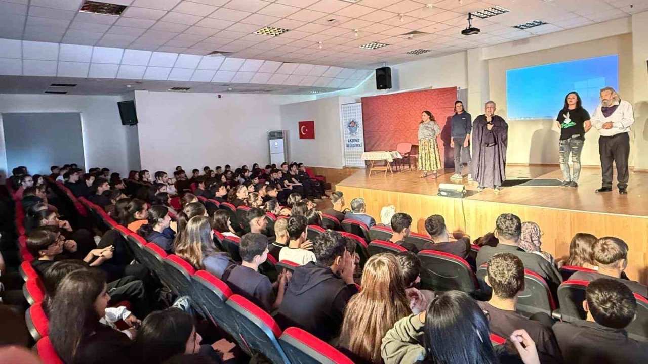 Mersin’de ’madde bağımlılığı’ konulu tiyatro büyük ilgi gördü