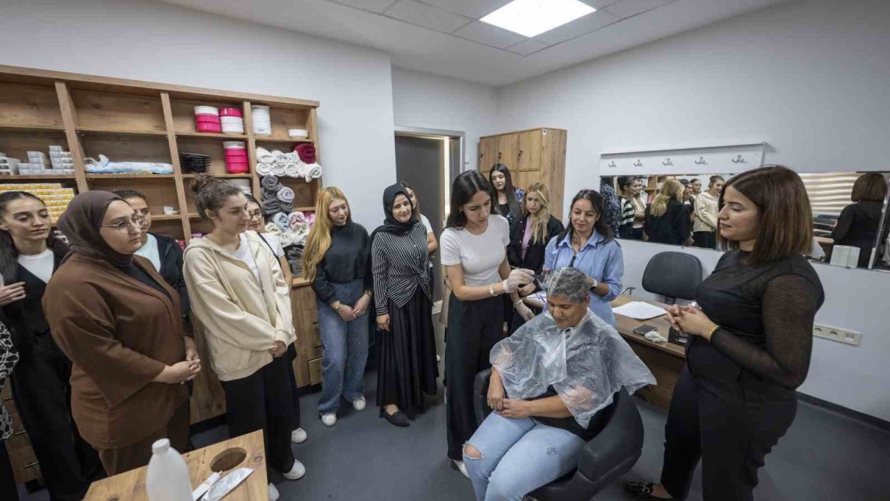 Mersin’de MERCEK’in saç renklendirme kursu yoğun ilgi görüyor