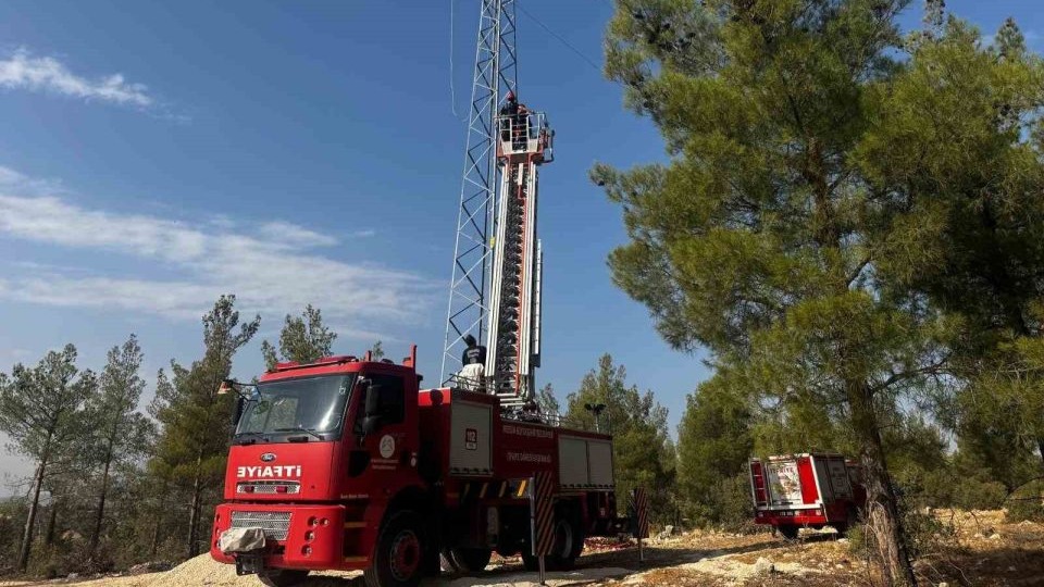 Mersin’de yüksek gerilim direğinde mahsur kalan işçi kurtarıldı