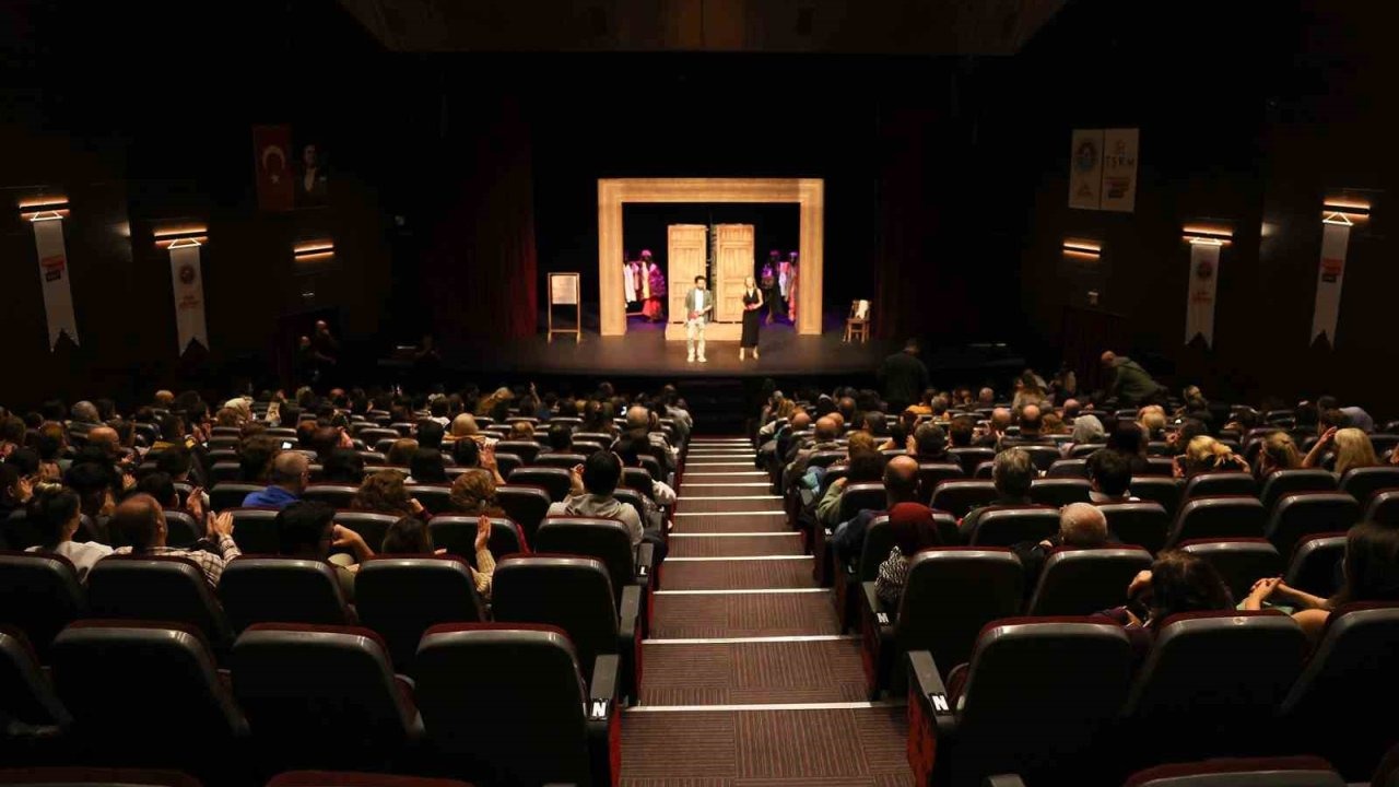 Mersin’in ’Eyvah Nadir’ oyunu İstanbul’da beğeni topladı