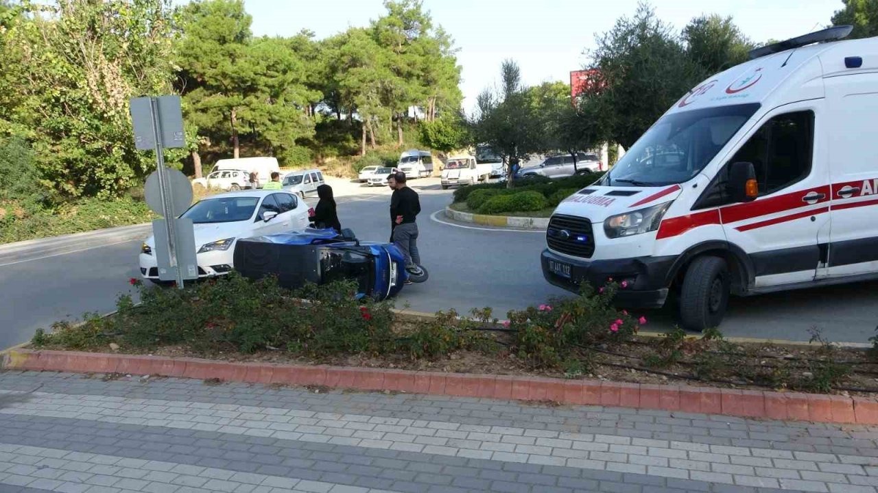 Motorlu bisiklet ile otomobil çarpıştı: 1 yaralı