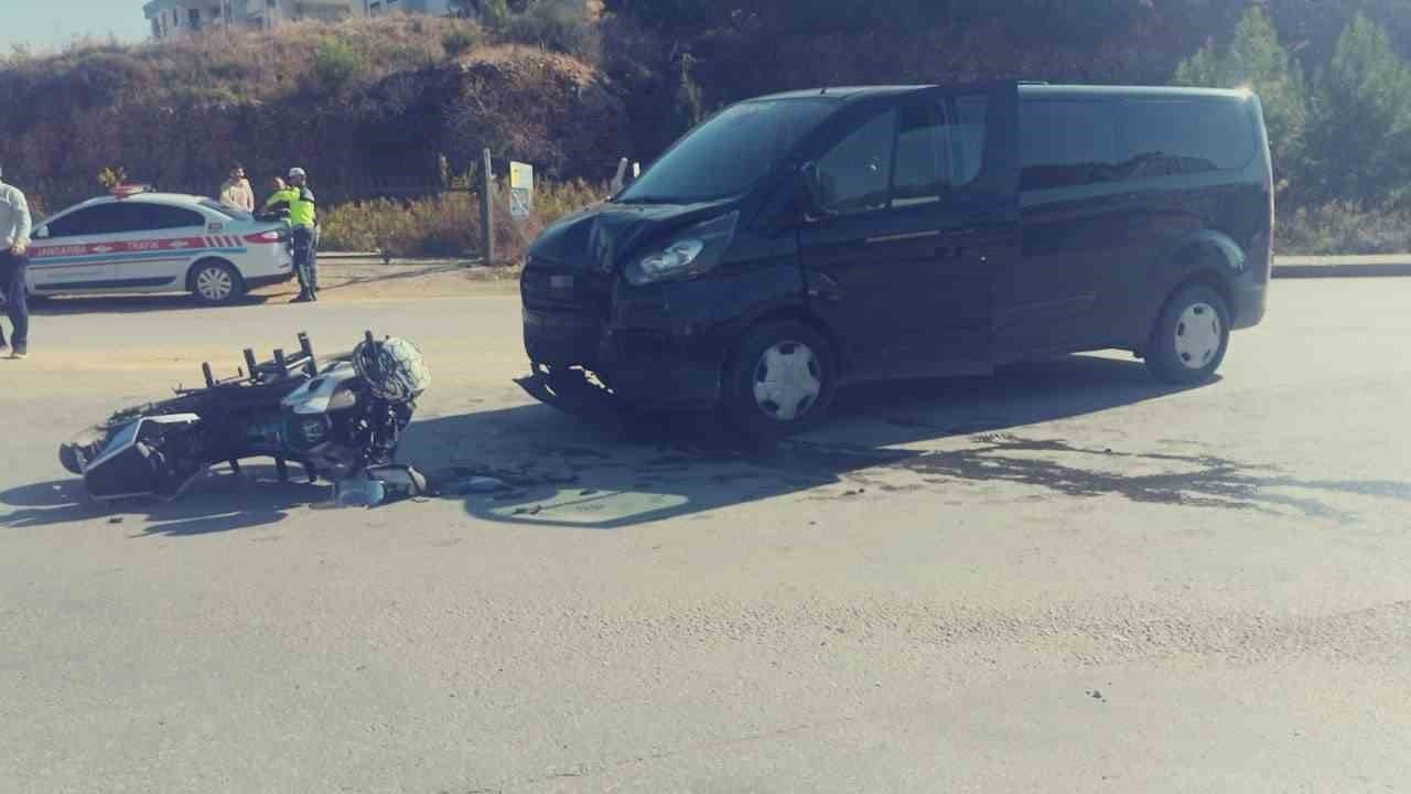 Motosiklet ile hafif ticari araç çarpıştı, sürücü kask sayesinde hayatta kaldı