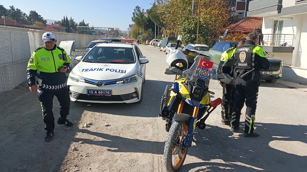 Motosikletli polise çarpıp kaçan sürücüye ceza