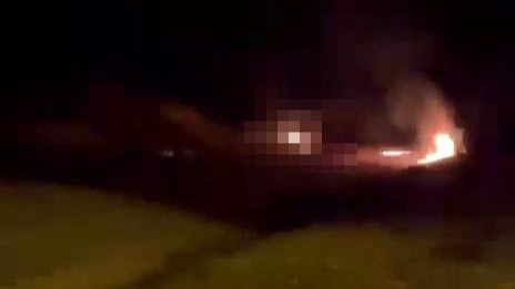 Motosikletten düşüp alevler içinde kalan sürücünün o anları görüntülendi