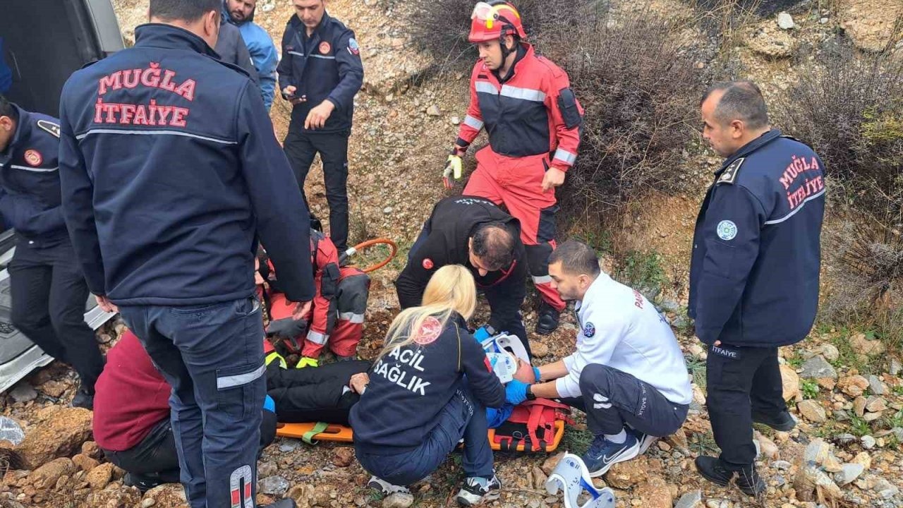 Muğla’da yolcu minibüsü devrildi: 13 yaralı