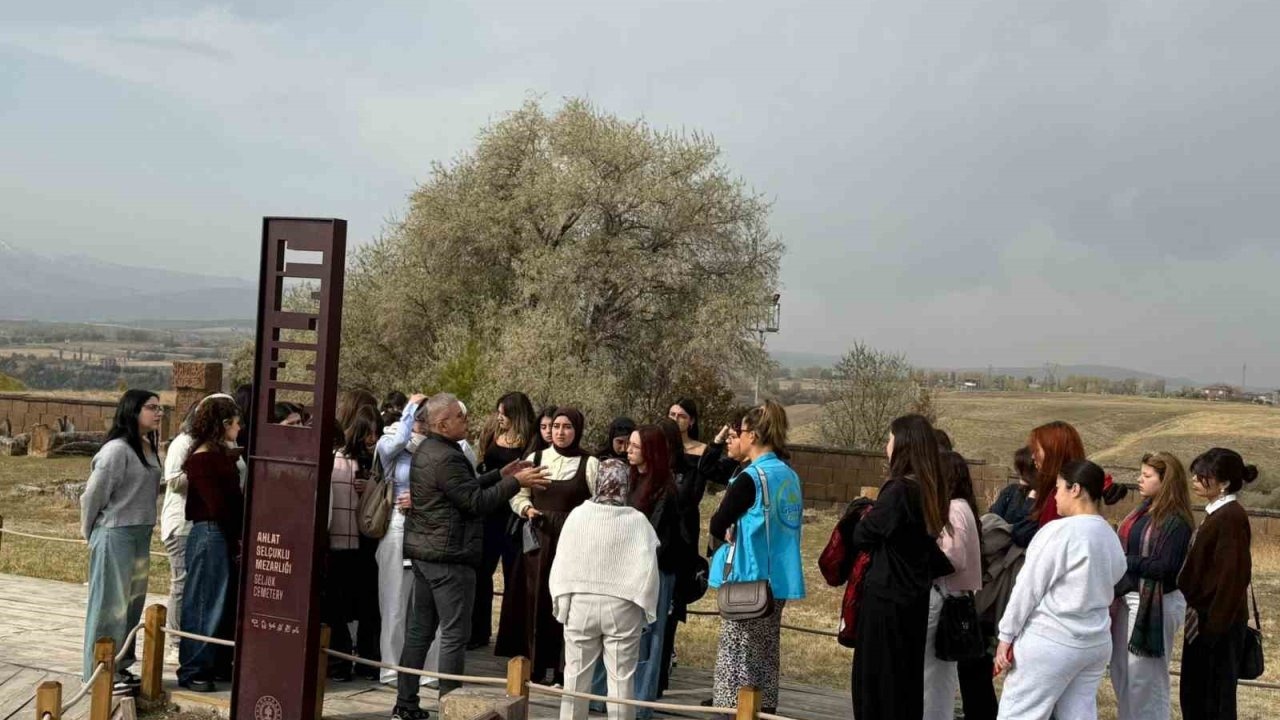 Muğlalı gençler medeniyet, tarih ve kültür kampı ile Bitlis ve Van’ı keşfetti