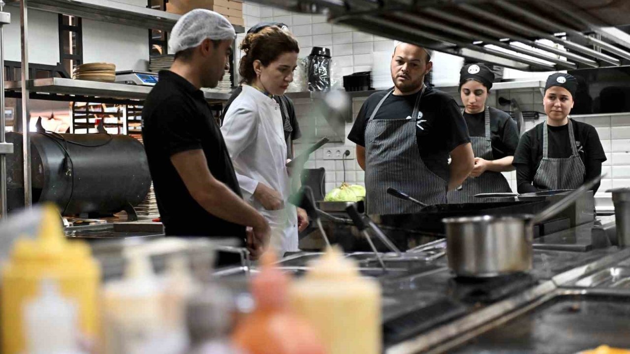 Muratpaşa’da 50 işletmeye Gold Town hijyen bilgilendirmesi yapıldı