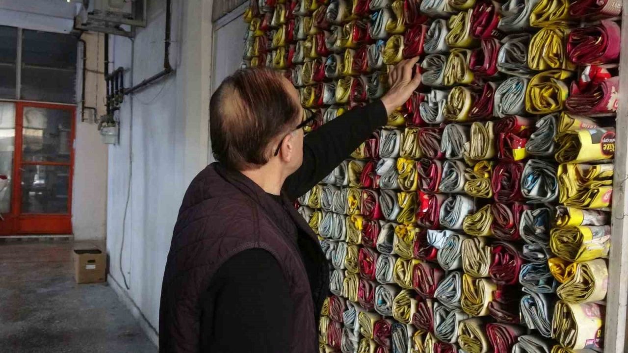 Müşteri ne içtiğini bilsin diye 18 yıldır demleyip sattığı çayların boş paketlerini sergiliyor