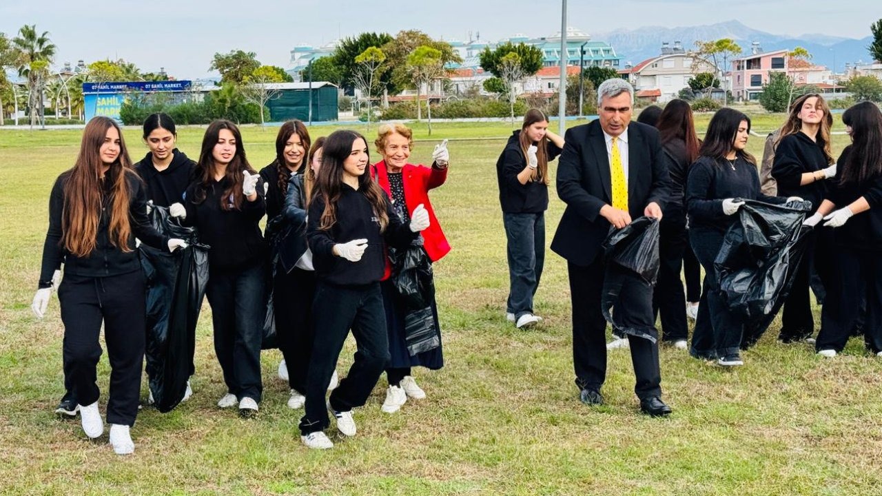 Öğrenci ve mahalleli çevre temizliği yaptı