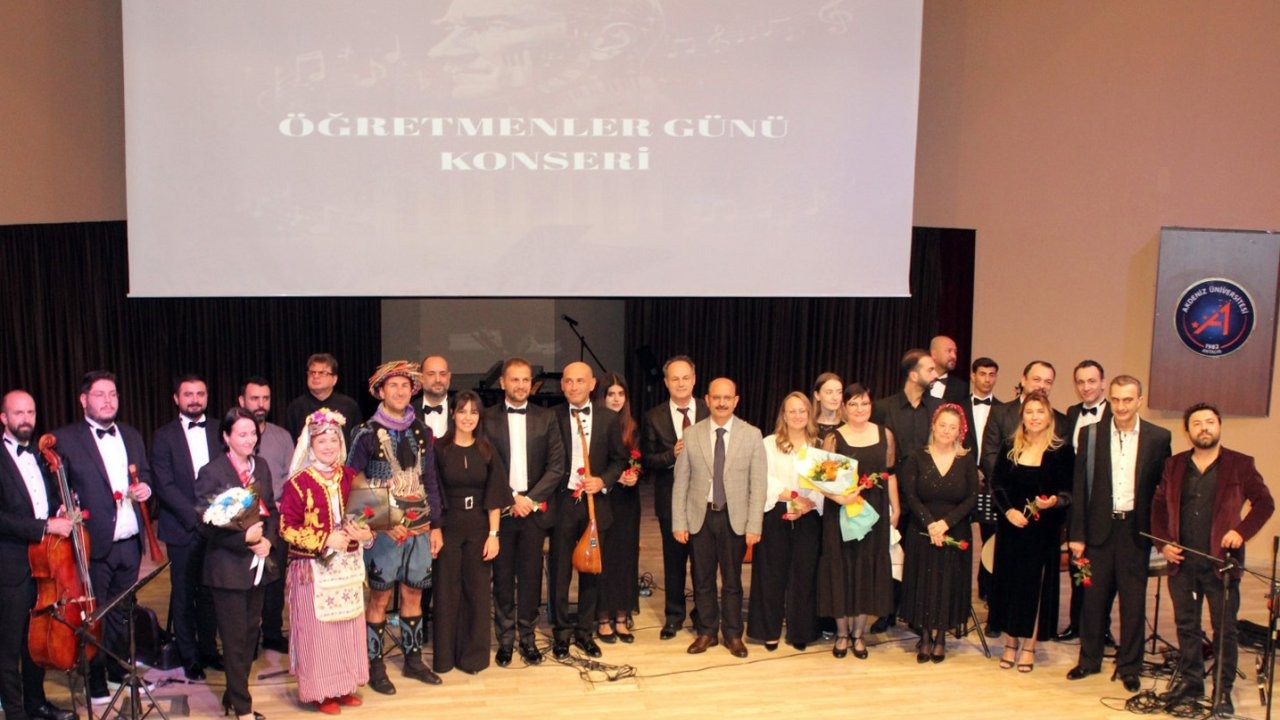 Öğretim üyelerinden Öğretmenler Günü konseri