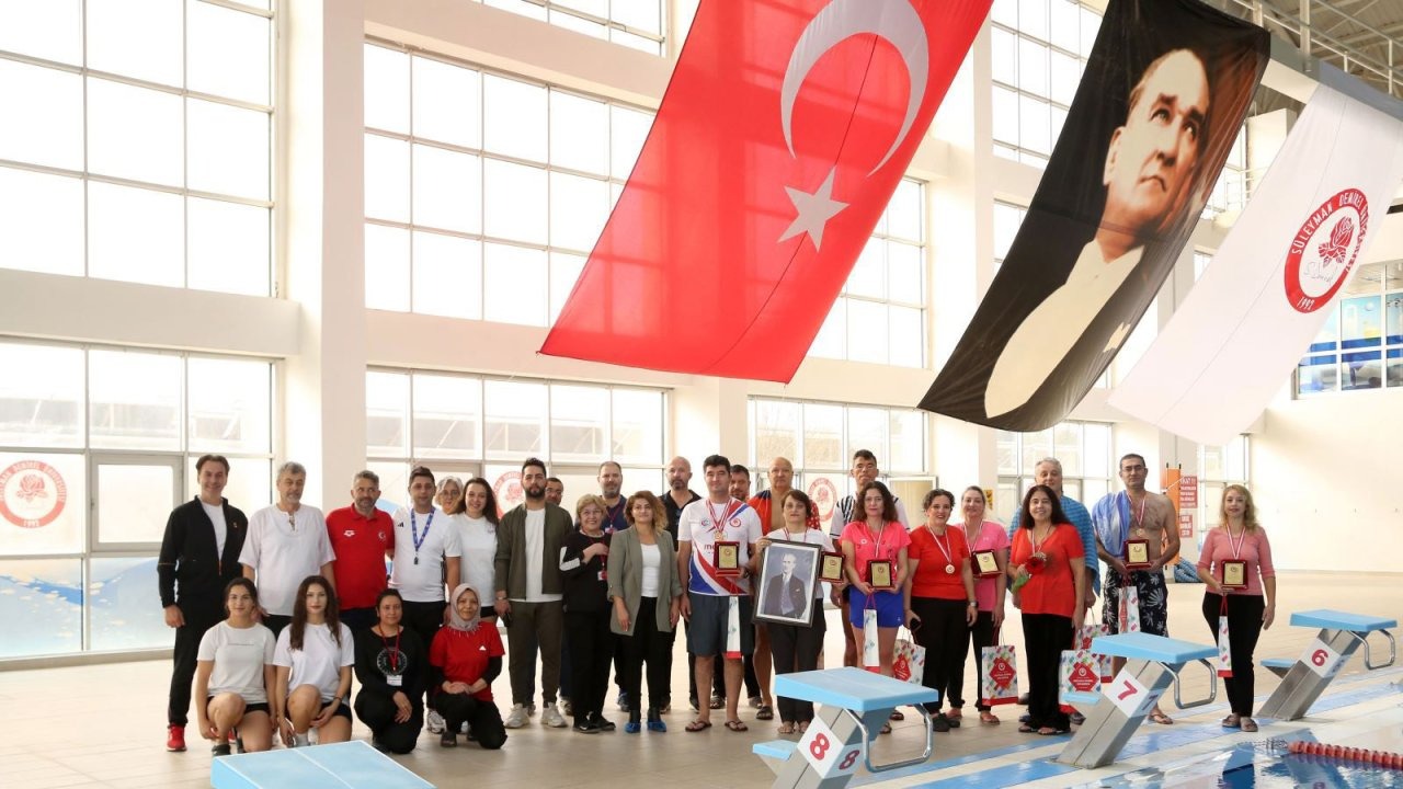 Öğretmenler Günü&#039;nde yüzme yarışı