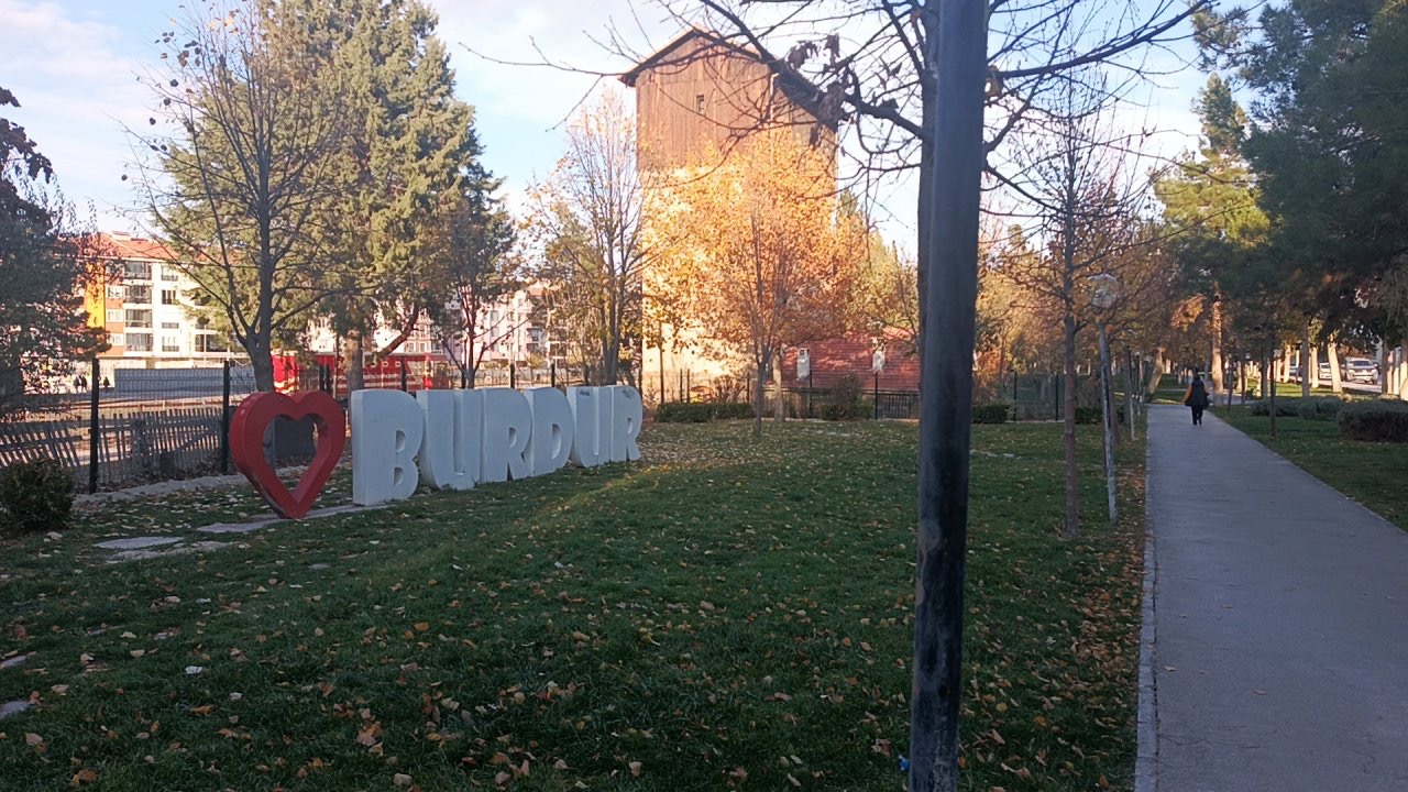 Okul çıkışı buluştukları parkta kız öğrenciyi darbettiler