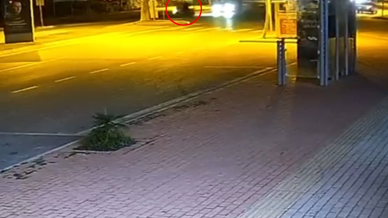 Otomobilin çarptığı motosikletli hayatını kaybetti