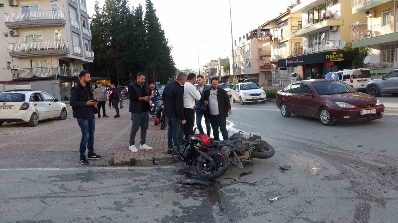 Otomobille çarpışan motosikletli, metrelerce havaya savruldu