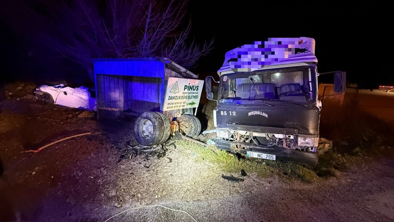 Otomobille kamyonet çarpıştı: 1 ölü, 1 yaralı