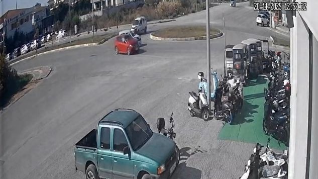 Otomobillerin çarpıştığı kaza kamerada